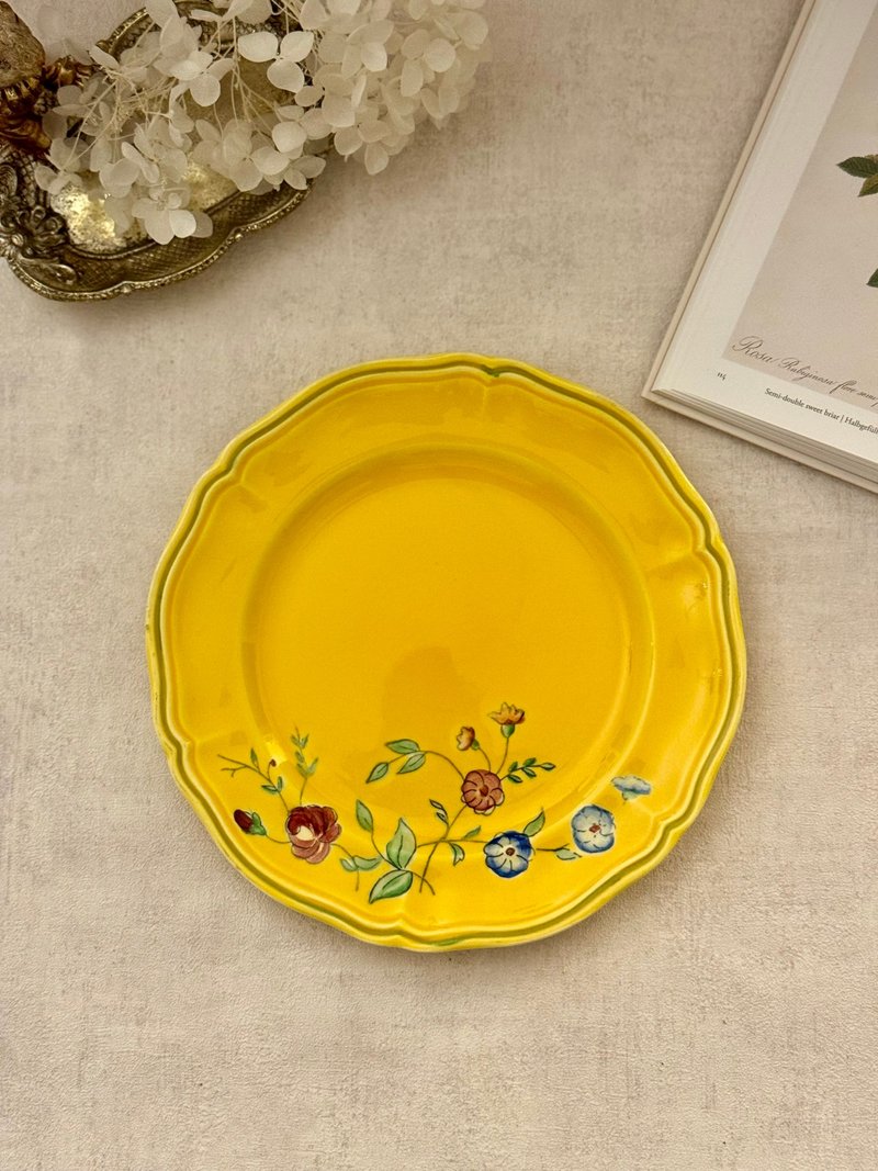 Charming French antique LONGCHAMP hand-painted yellow porcelain plate - จานและถาด - เครื่องลายคราม 