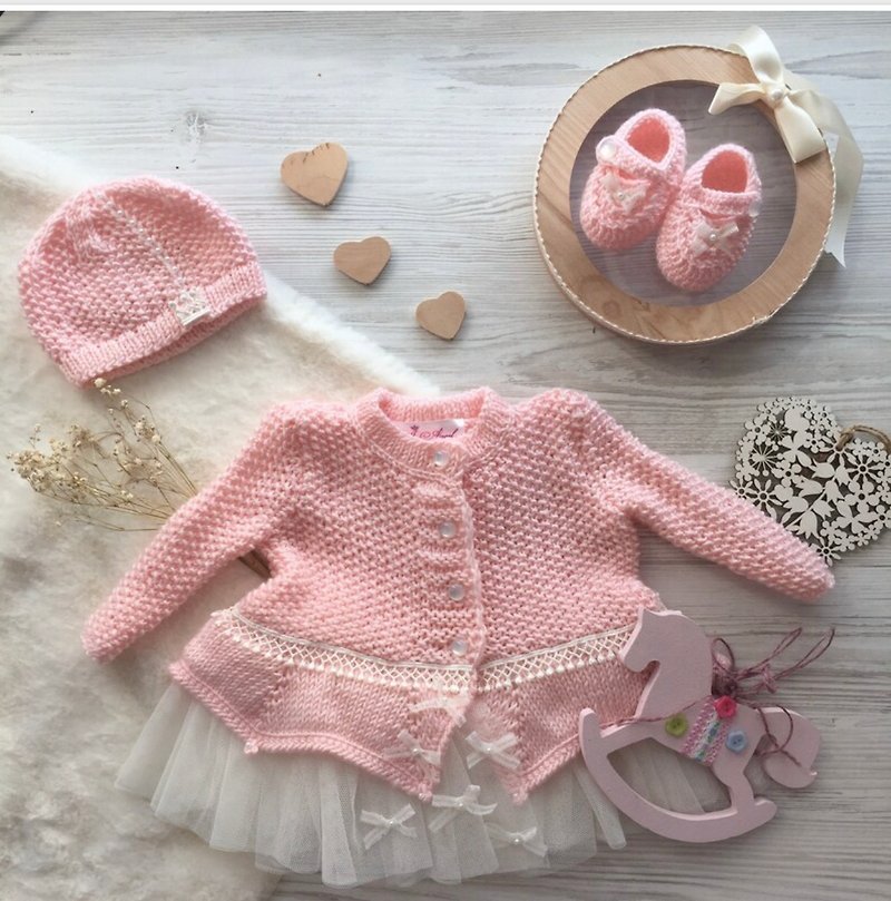 Hand knit pink outfit for baby girl. Dress with pearls and lace, hat, booties. - ชุดทั้งตัว - วัสดุอื่นๆ สึชมพู