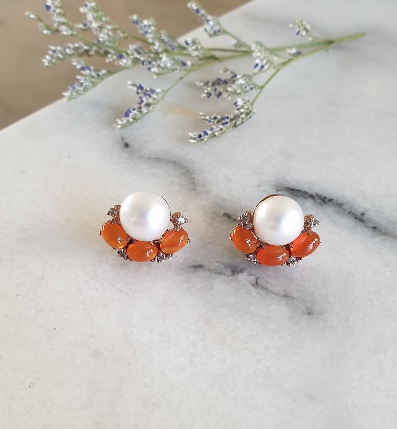 Pearl earrings with white topaz and Carnelian - 耳環/耳夾 - 珍珠 多色