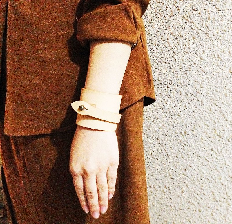 Scroll leather bracelet - สร้อยข้อมือ - หนังแท้ สีใส