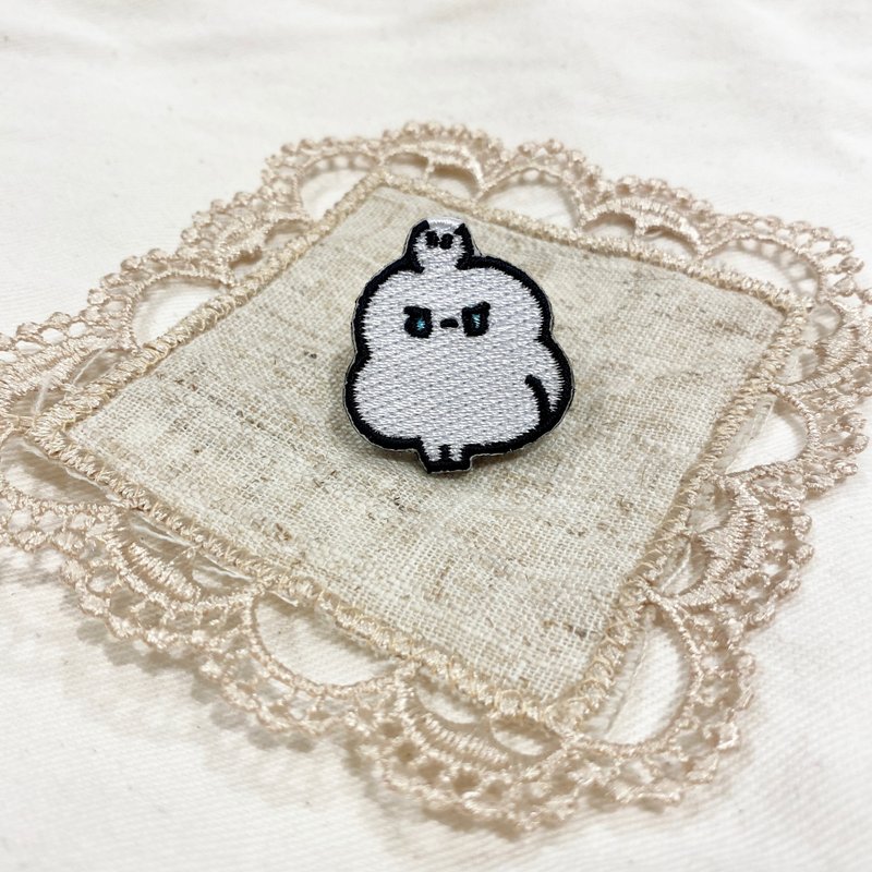 刺繡別針 - 白淋 / 花枝鼠 - 徽章/別針 - 繡線 白色