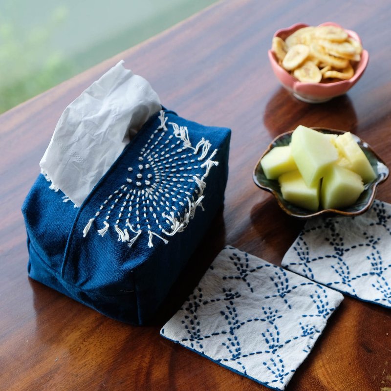 Sashiko embroidered tie-dye tissue box Chinese retro flower handmade fresh and simple household supplies tissue box set - กล่องทิชชู่ - ผ้าฝ้าย/ผ้าลินิน สีน้ำเงิน