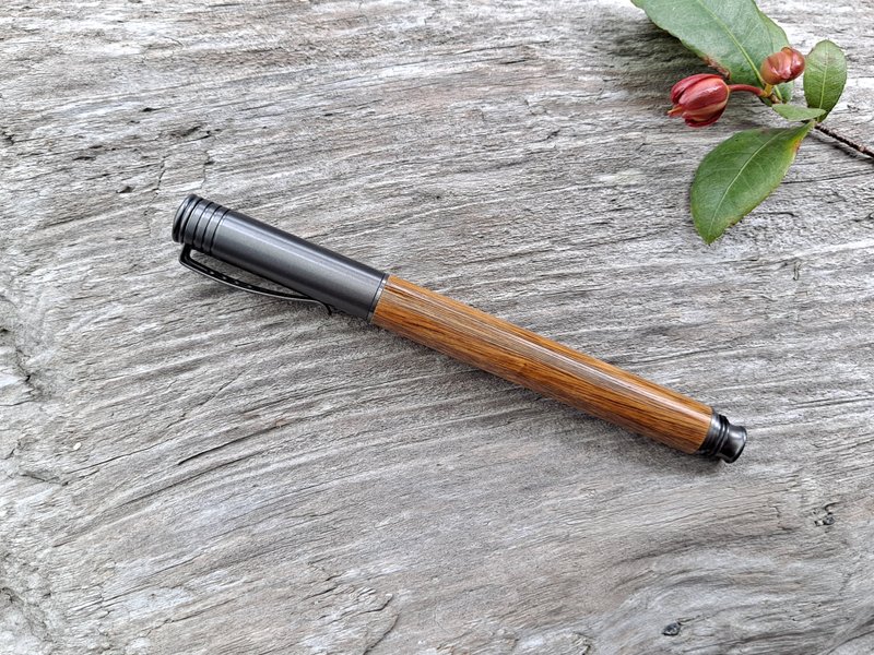 Green sandalwood handmade pen - ปากกาหมึกซึม - ไม้ 