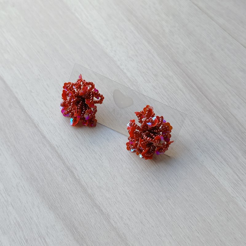 手縫刺繡耳環 - 紅色繡球 - 耳環/耳夾/耳骨夾 - 其他材質 紅色