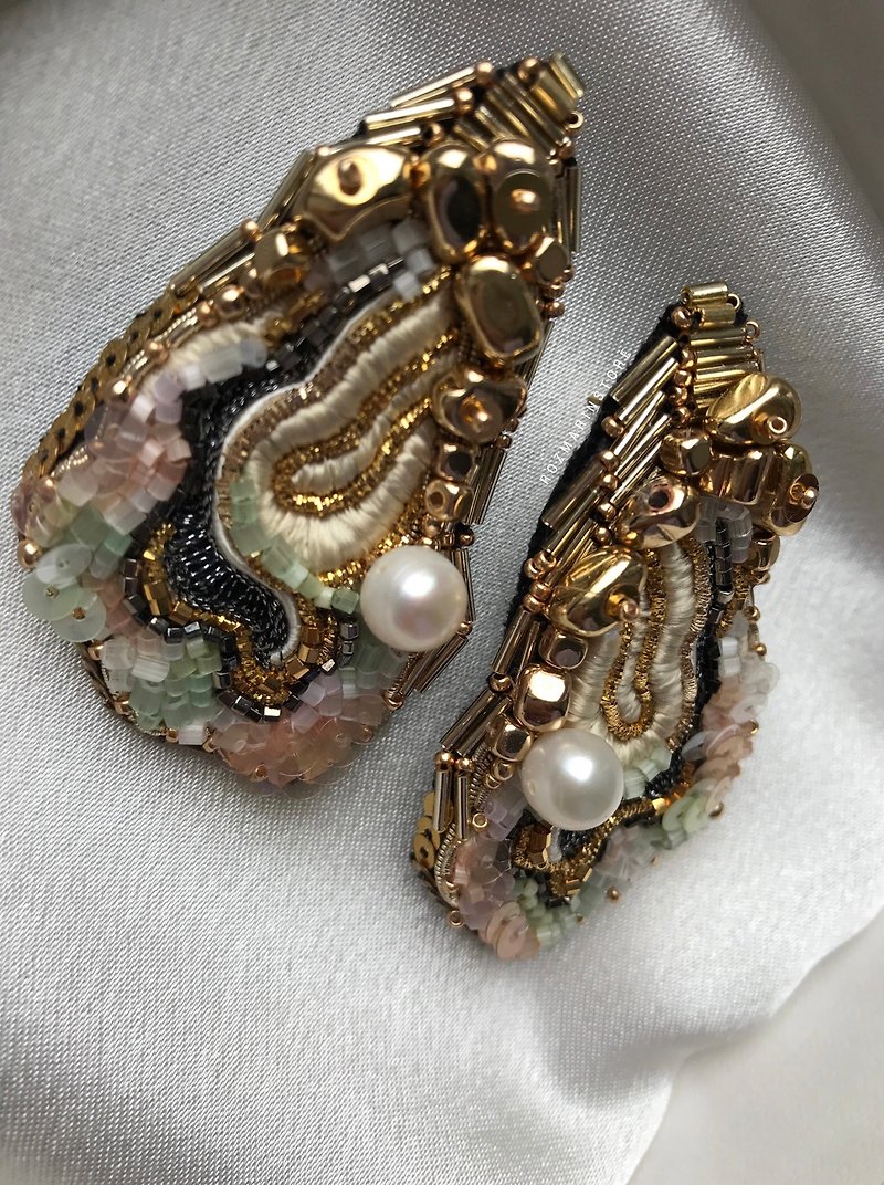 Beaded Oyster Earrings, Handmade Ocean Art Jewellry - 耳環/耳夾 - 玻璃 金色