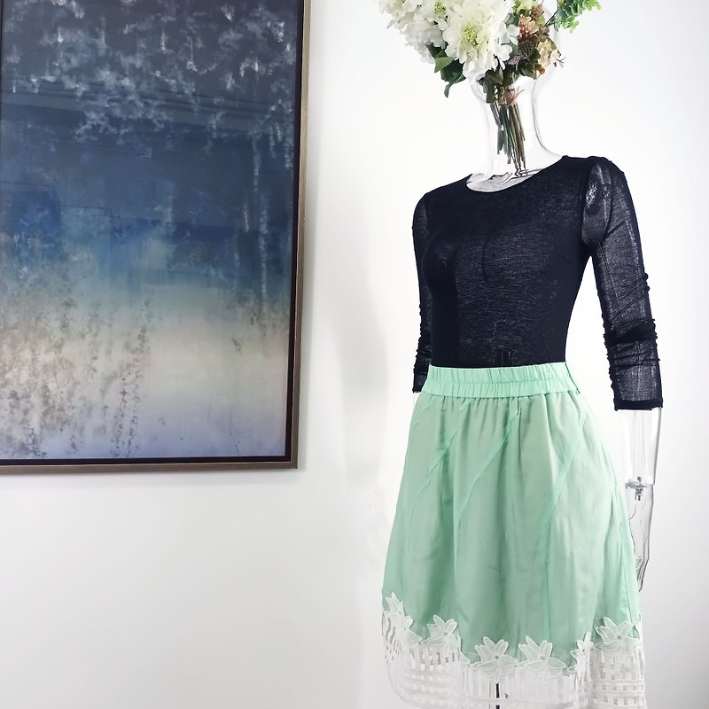Brushed lining candy color silk skirt in bold white lace hem & elastic waist - กระโปรง - ผ้าไหม สีเขียว