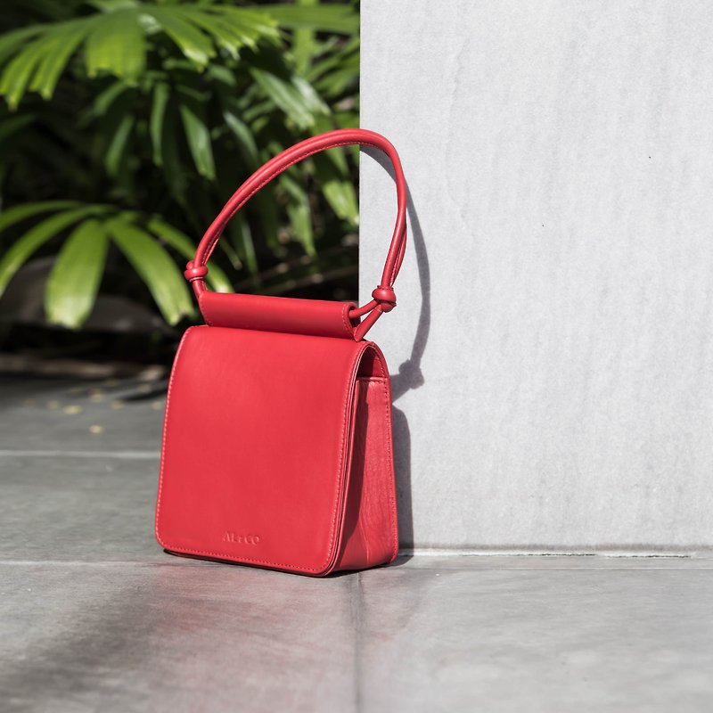 Hayden Leather Flap Bag in Red - 側背包/斜背包 - 真皮 紅色