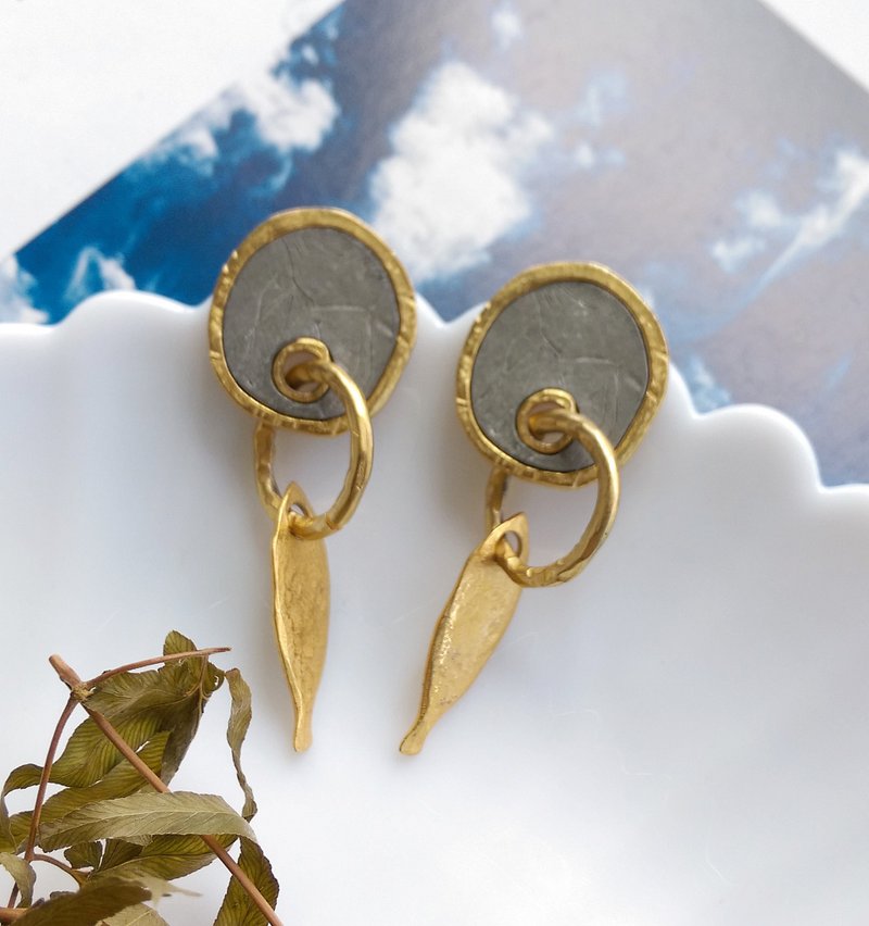Vintage Jewelry 西洋古董飾品 雙色 沙漠風情 小魚墜 針式耳環 - 耳環/耳夾/耳骨夾 - 其他金屬 金色
