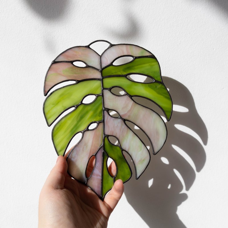 Stained glass monstera, Floral home decor, Plant lover gift - 壁貼/牆壁裝飾 - 玻璃 多色
