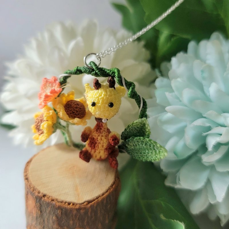 Wreath necklace sunflower sunflower | small animals & butterflies hand crocheted sv925 925 sterling silver - สร้อยคอ - งานปัก สีเหลือง