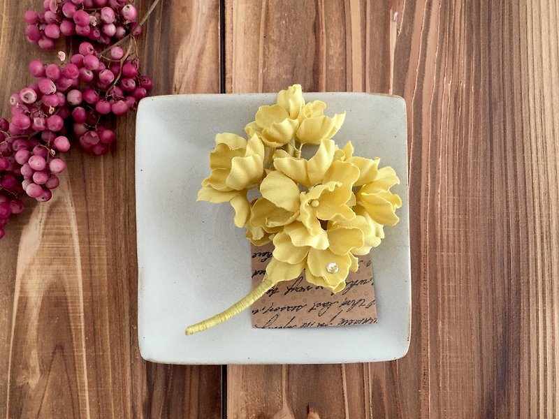 Hydrangea corsage (Yellow) - Brooches - Cotton & Hemp Yellow