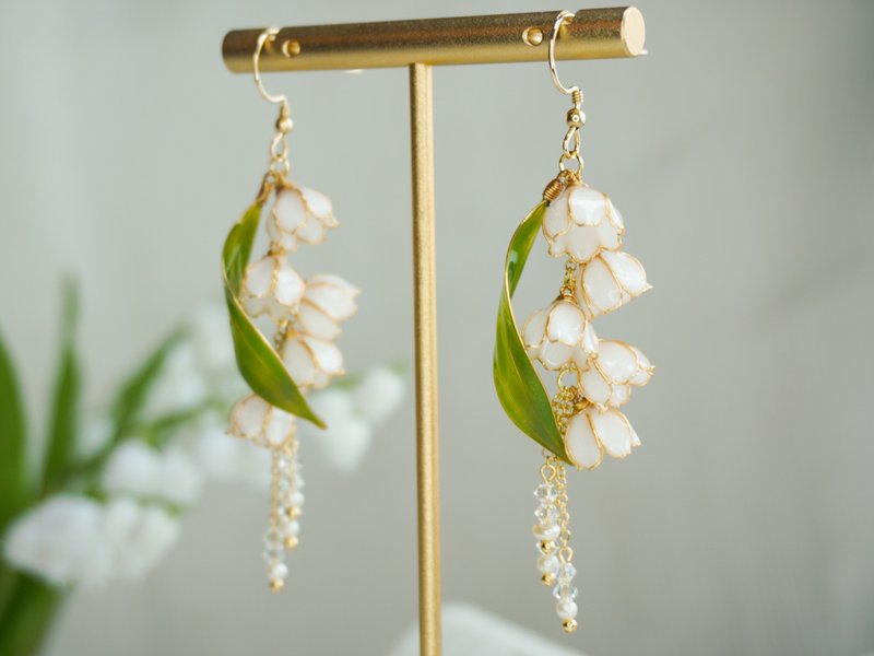 [White six-petal lily of the valley] Handmade original earrings Bronze resin crystal flower bridal holiday gift - ต่างหู - เรซิน ขาว