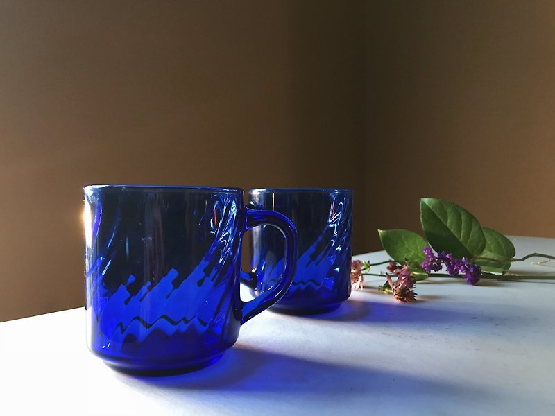 A pair of Arcoroc France cobalt blue mugs - แก้ว - แก้ว สีน้ำเงิน