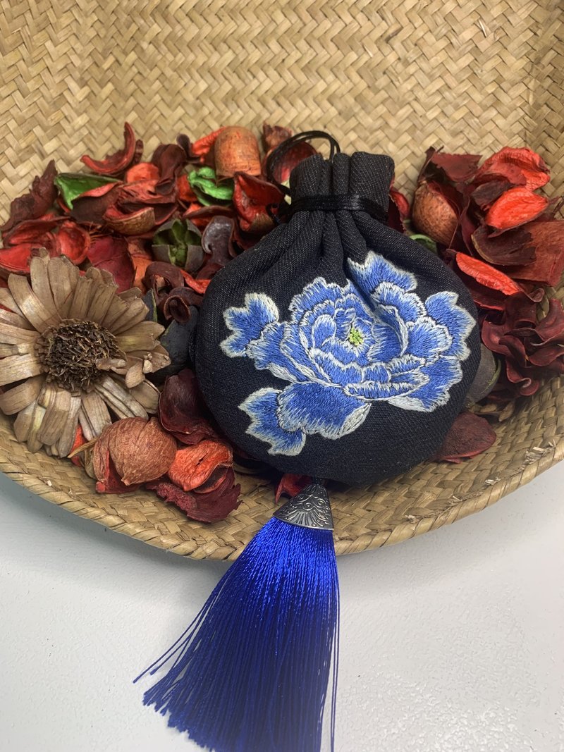 端午香囊手工香囊新疆薰衣草手工刺繡青花瓷牡丹聖誕母親節母親節 - 香氛/精油/擴香 - 棉．麻 藍色