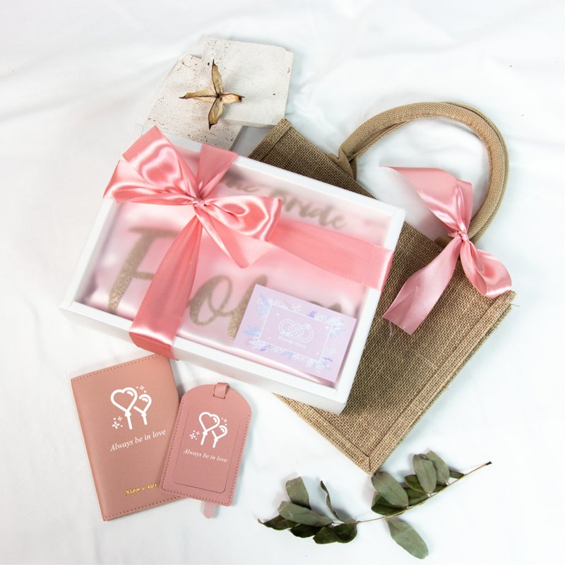 【客製結婚晨袍禮盒】飛行禮盒-晨袍+行李吊牌+護照套 - 睡衣/居家服 - 人造皮革 多色