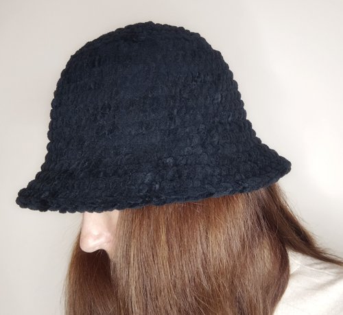 Alternative Crochet Boutique 毛絨漁夫帽手工編織。 蓬鬆的女式漁夫帽。 黑色漁夫帽