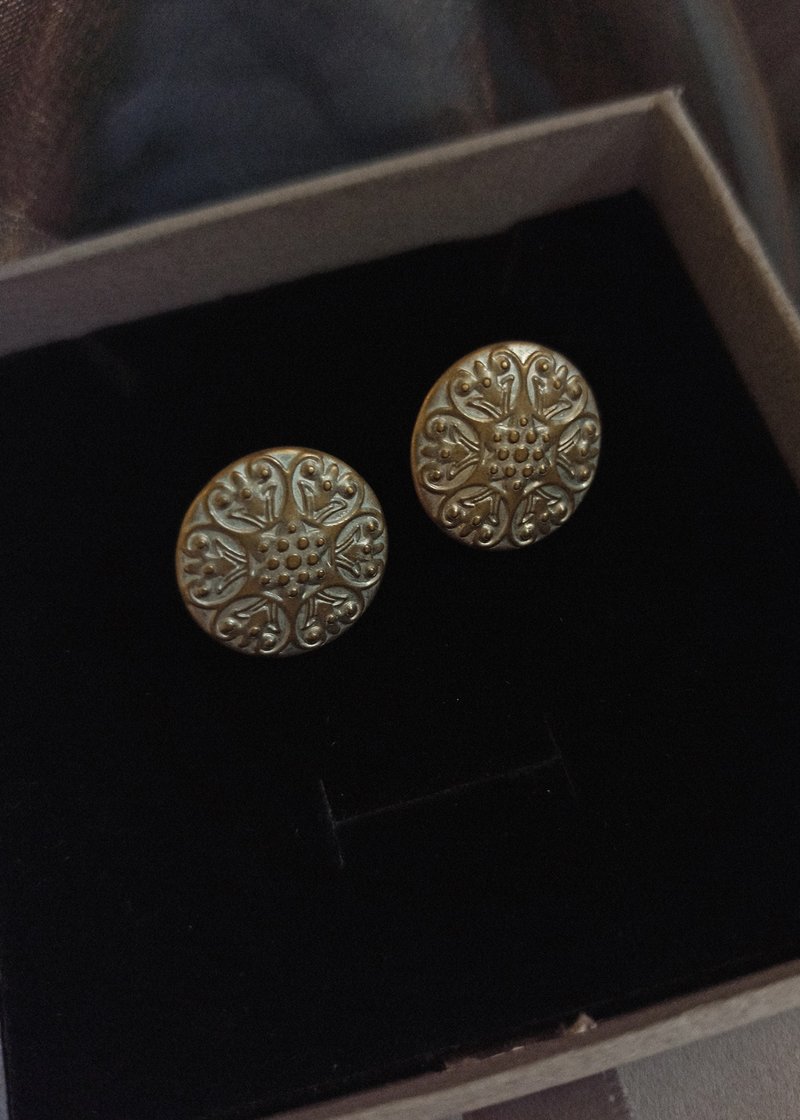 Classical large earrings/embossed flower-Vintage - ต่างหู - โลหะ สีเงิน