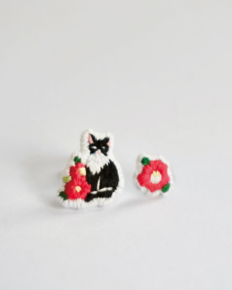 ผ้าฝ้าย/ผ้าลินิน ต่างหู สีแดง - The Cat Who Loves Camellia | Hand Embroidered Earrings