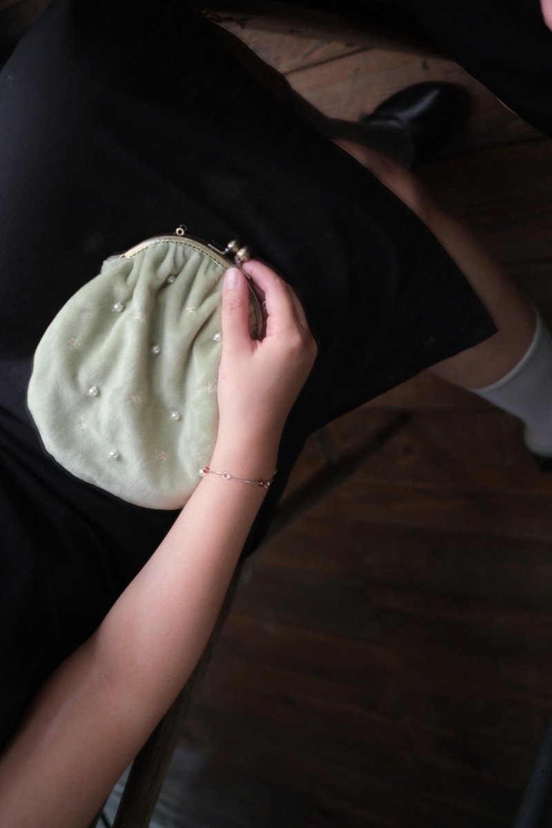 Antique Jade_Maxi / 手刺繡  絨布 口金包 - 化妝包/收納袋 - 其他材質 