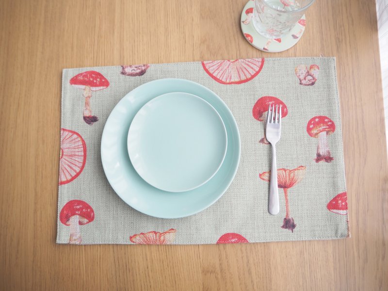 Dotted with red mushroom placemat plant-based wind cotton Linen table napkin placemat on the table - ผ้ารองโต๊ะ/ของตกแต่ง - ผ้าฝ้าย/ผ้าลินิน สีแดง