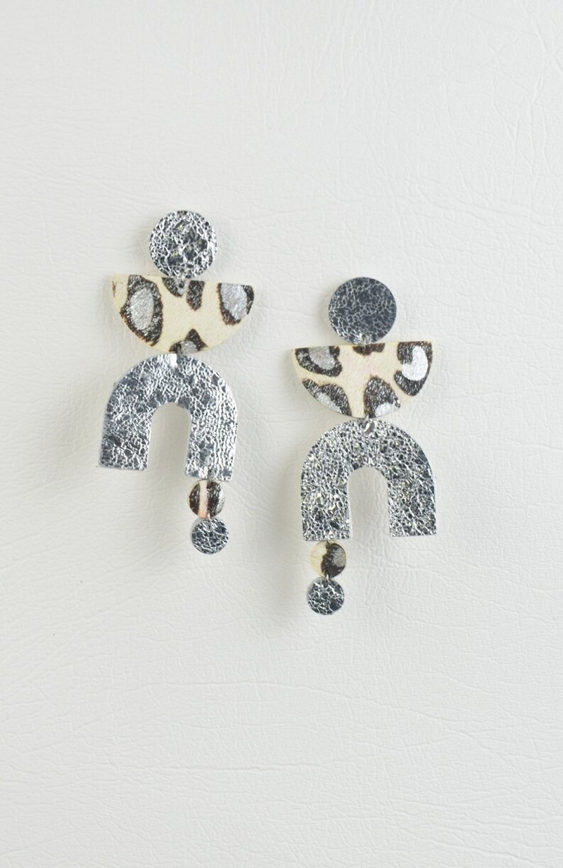 Leather Earrings in White and Calf Hair & Silver Recycled Sustainable Jewellery - 耳環/耳夾/耳骨夾 - 真皮 銀色
