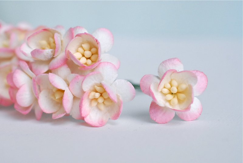 Paper flower, 50 pieces, size 2.5 cm., Sakura, pink brush soft of-white color. - 木工/竹藝/紙雕 - 紙 粉紅色