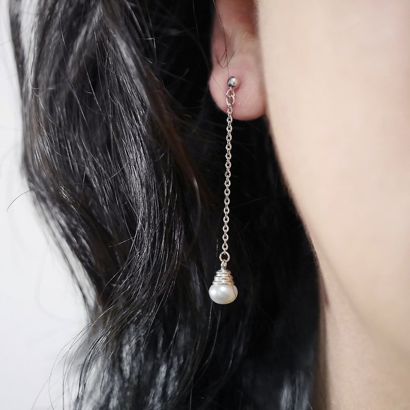 小電燈泡垂墜式純銀珍珠耳環 天然淡水珍珠 (可改無痛耳夾) - 耳環/耳夾 - 珍珠 白色