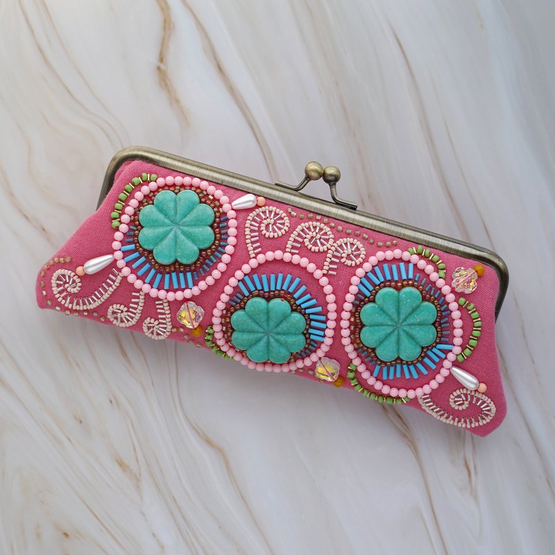ビーズ刺繍のがま口眼鏡ケース ペンケース No.20 ピンク×ガーゼ素材 アートなギフトに最適 一点もの 手刺繍 軽量ハンドメイド  おしゃれで便利 - 眼鏡盒/眼鏡布 - 棉．麻 粉紅色