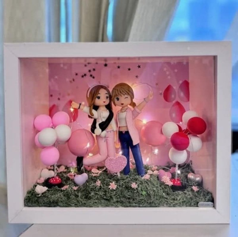 【親友テーマQ版フォトフレーム】ピンクのバルーンシーン 誕生日フィギュア 女性の友情記念品 - 陶芸/ガラス - 陶器 多色