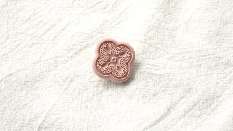 水泥香水胸針(海棠花) | 磁吸式不傷衣料-擴香石 - 胸針 - 水泥 粉紅色