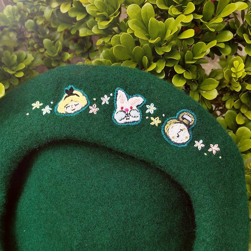 Koko Loves Dessert // 我把青春賣給你 – 刺繡貝蕾帽(愛麗絲與兔子花園) - 帽子 - 羊毛 綠色
