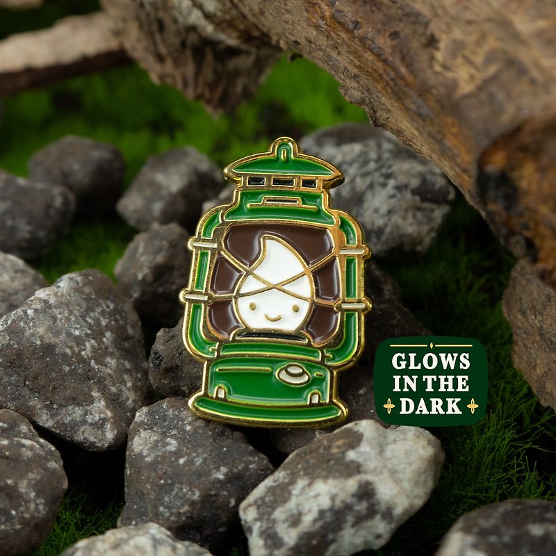 Ghost Lantern Enamel Pin (Glow in the dark) | 油燈小鬼夥伴 | 奇幻系列徽章 - 胸針 - 其他金屬 藍色