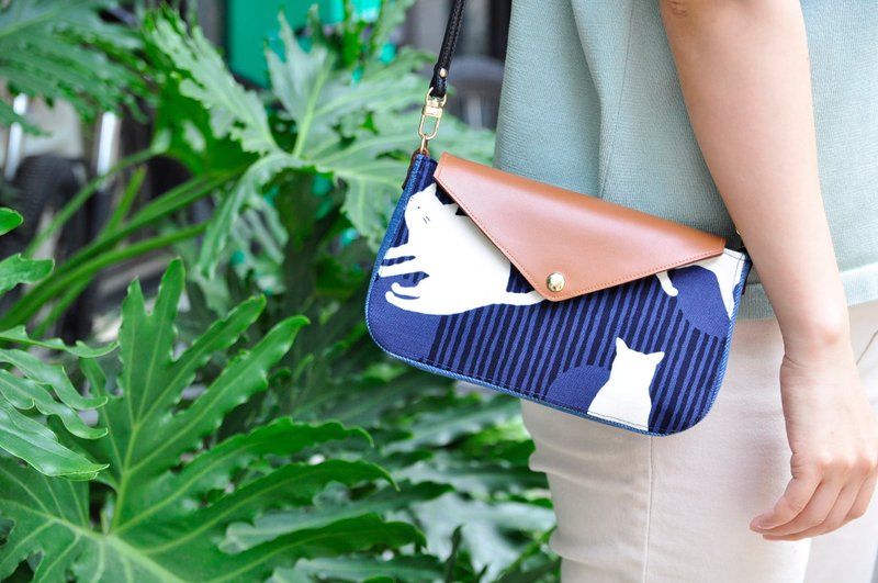 Blue Cat Envelope Phone Bag - กระเป๋าแมสเซนเจอร์ - ผ้าฝ้าย/ผ้าลินิน 