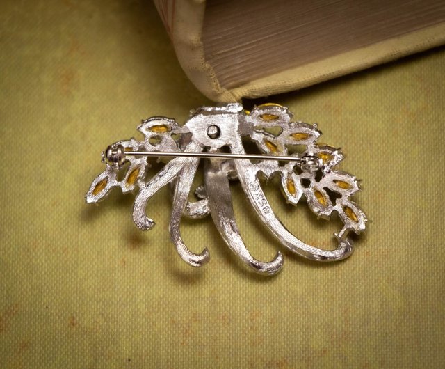 BSK Pearl Rhinestone Flower Brooch