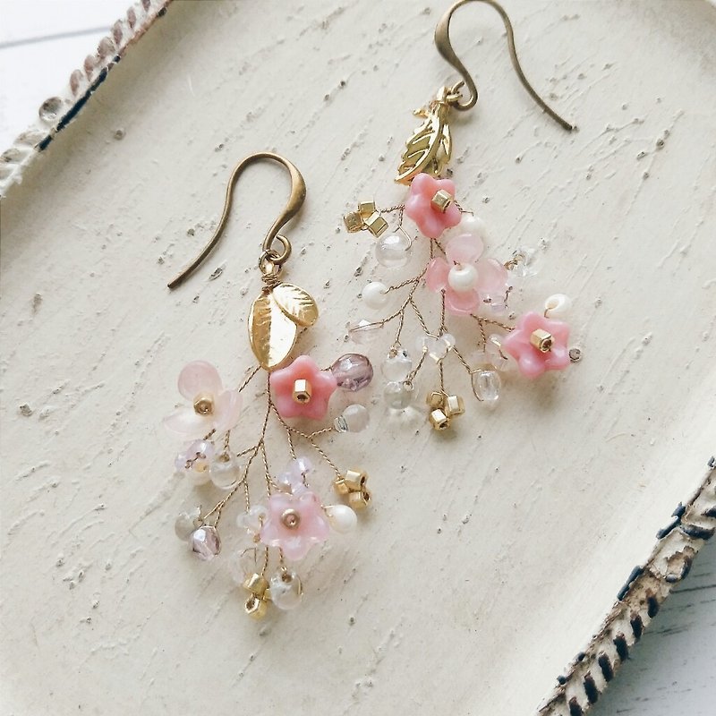 Momolico peach lily earrings small bouquet gold leaf can be clipped - Earrings & Clip-ons - Other Materials Pink