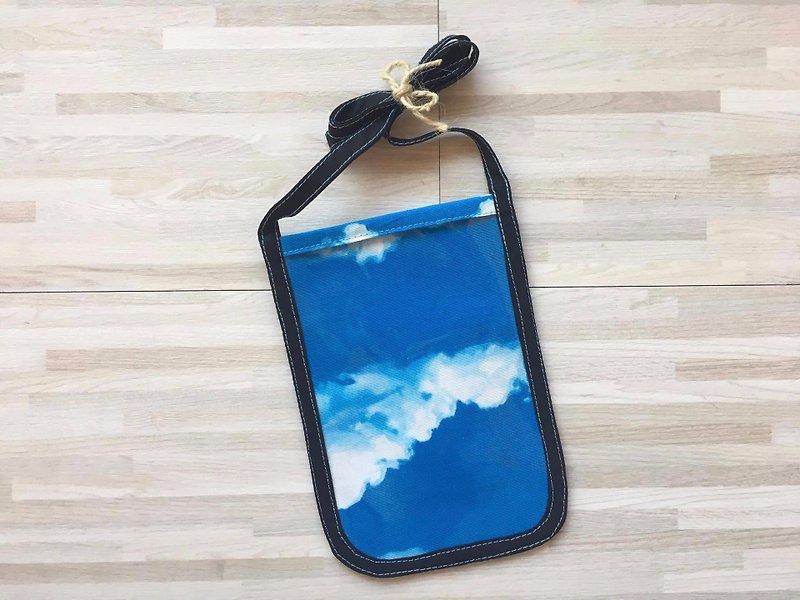 Mobile phone neck bag _ blue sky and white clouds - กระเป๋าเครื่องสำอาง - ผ้าฝ้าย/ผ้าลินิน สีน้ำเงิน