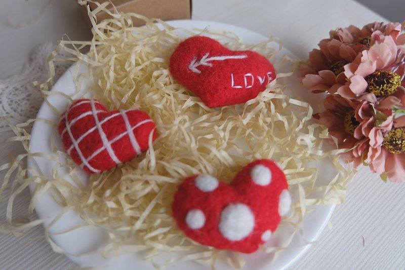 sleeping original handmade Valentine's Day [My Red Heart] Brooch/Fridge Magnet - Brooches - Wool Red