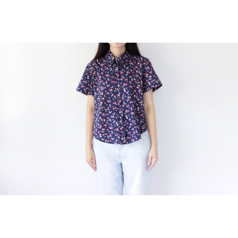 Blue-purple cherry pattern boat neck shirt with ruffles - 女上衣/長袖上衣 - 棉．麻 