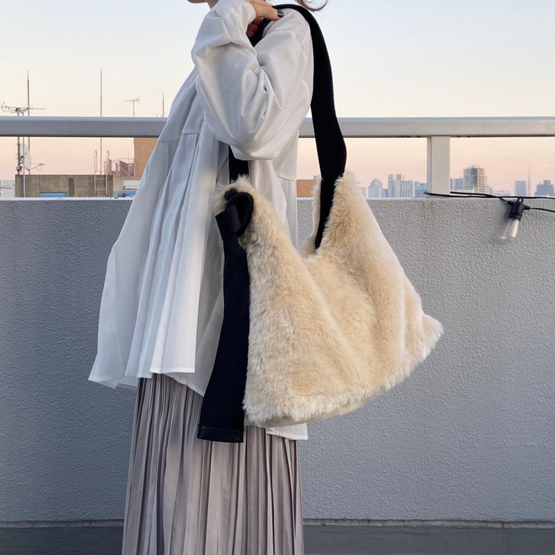 あったかふわふわファー素材　2wayショルダー　オプションにて名入れ可能 - 側背包/斜背包 - 其他材質 白色
