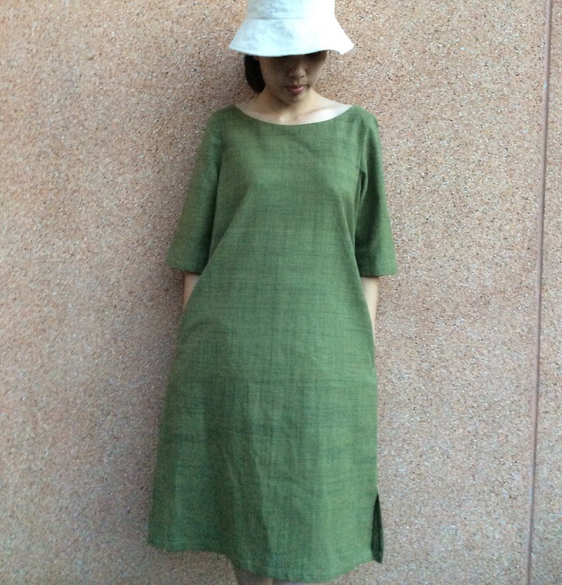 クロップドネックラインとサイドスリットスカートを備えた手織りのコットンドレス（グリーン） - ワンピース - コットン・麻 グリーン