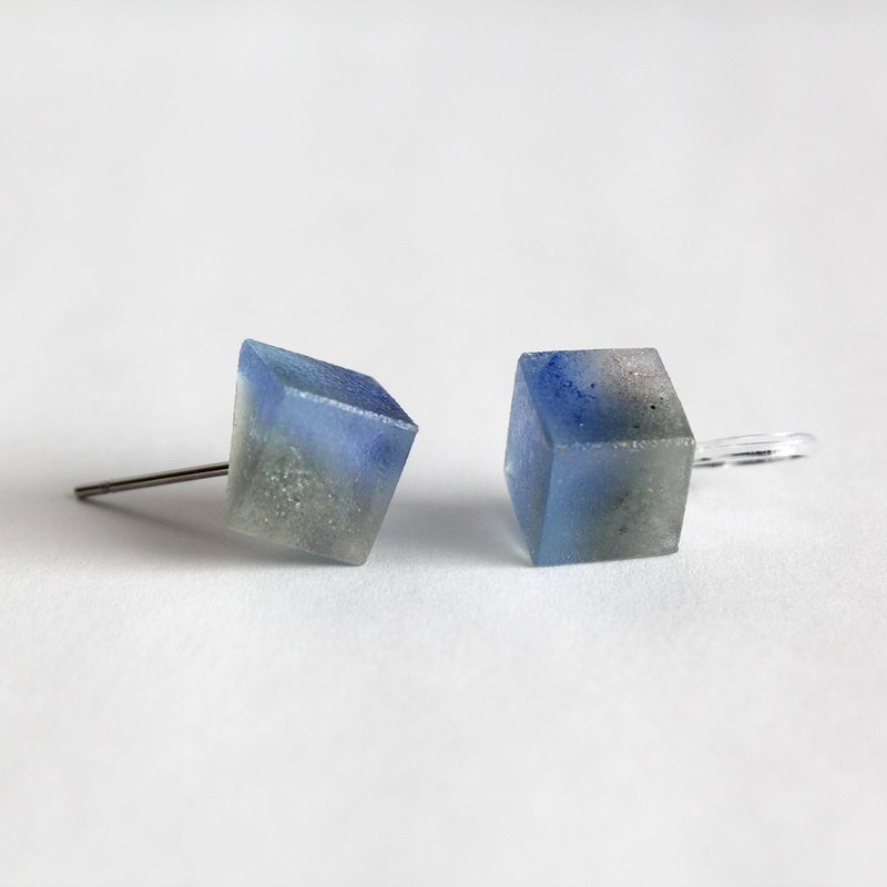 Troubadour / resin earring - Single / ICE CUBE - ต่างหู - เรซิน สีน้ำเงิน