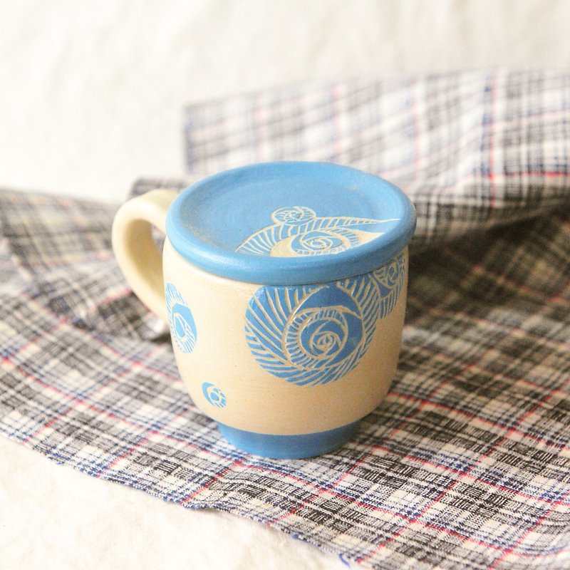 Pottery made. Sky blue rose cover cup - ถ้วย - ดินเผา สีน้ำเงิน