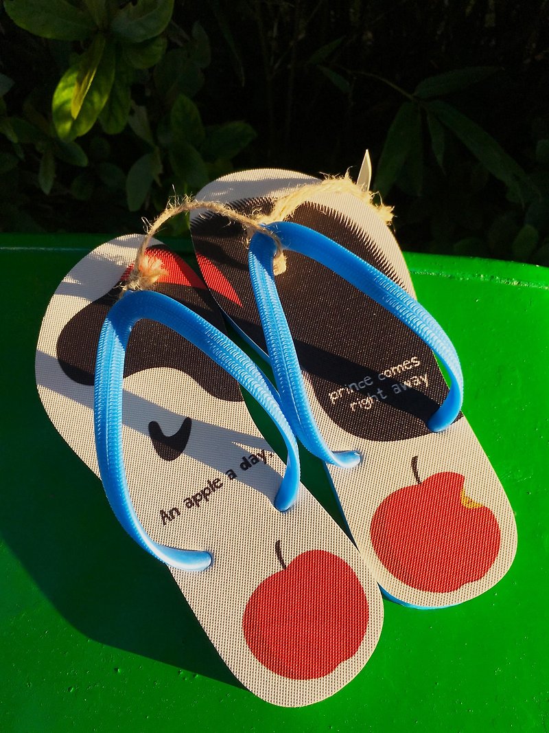 Illustrated flip flops - Snow White AN APPLE A DAY flip flop Flip-Flops - รองเท้าลำลองผู้หญิง - ยาง ขาว