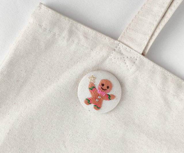 クリスマスジンジャークッキー刺繍ブローチ - ショップ かなちゃん手刺繍工房 ブローチ - Pinkoi