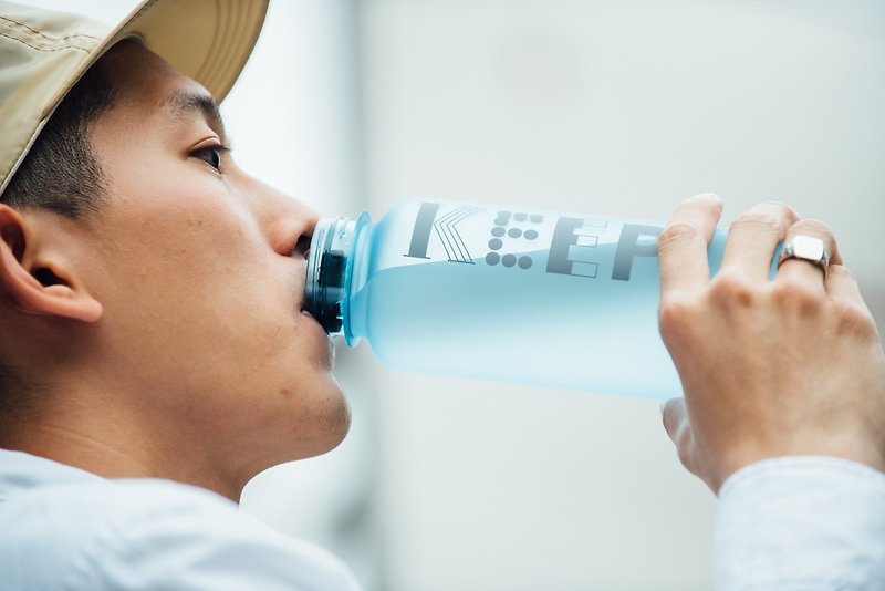 日本暢銷商品設計 霧光質感 大容量 隨身水瓶 Keep - 淺藍 - 水壺/水瓶 - 塑膠 藍色