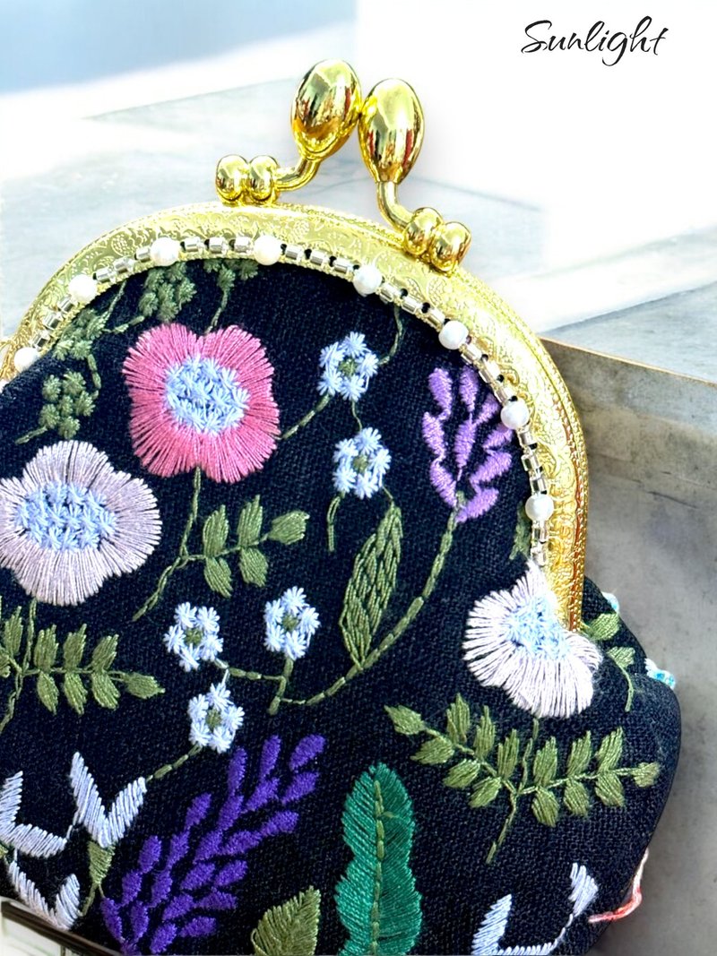 Sunlight Alley hand-made flower and leaf embroidery palace style three-dimensional kiss lock bag storage bag, coin purse - Wallets - Cotton & Hemp 