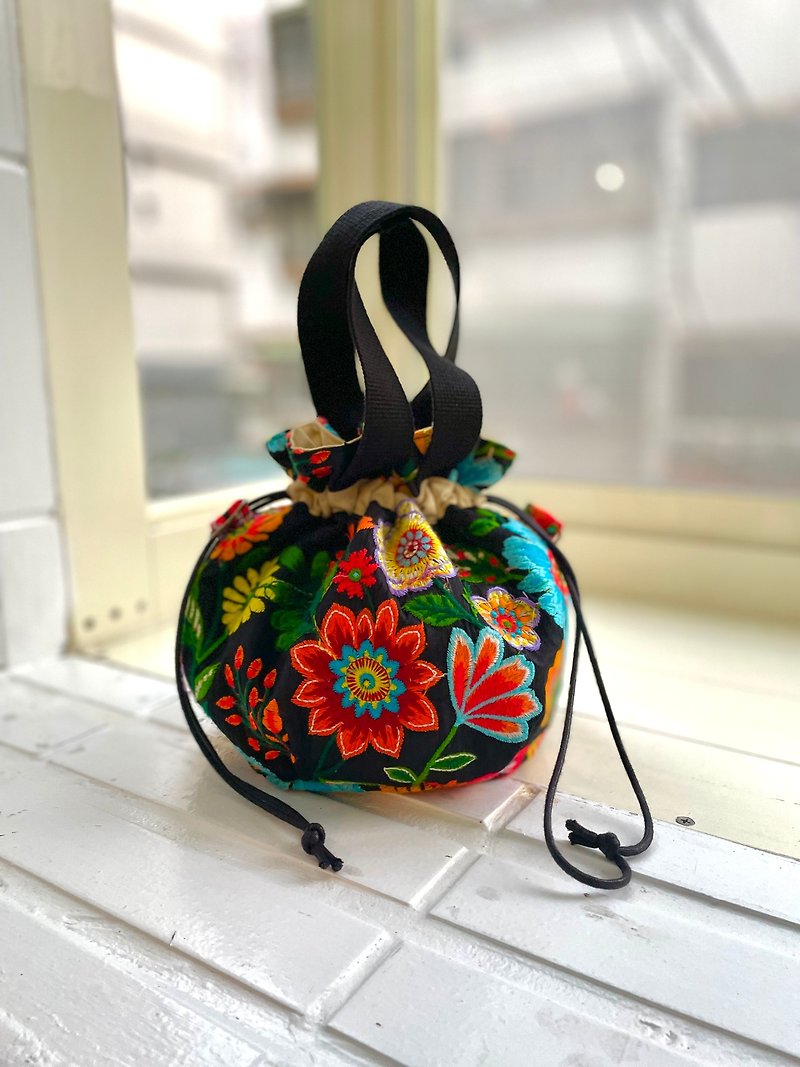 Marui Indian embroidery drawstring bag (no chain) - Handbags & Totes - Cotton & Hemp Black