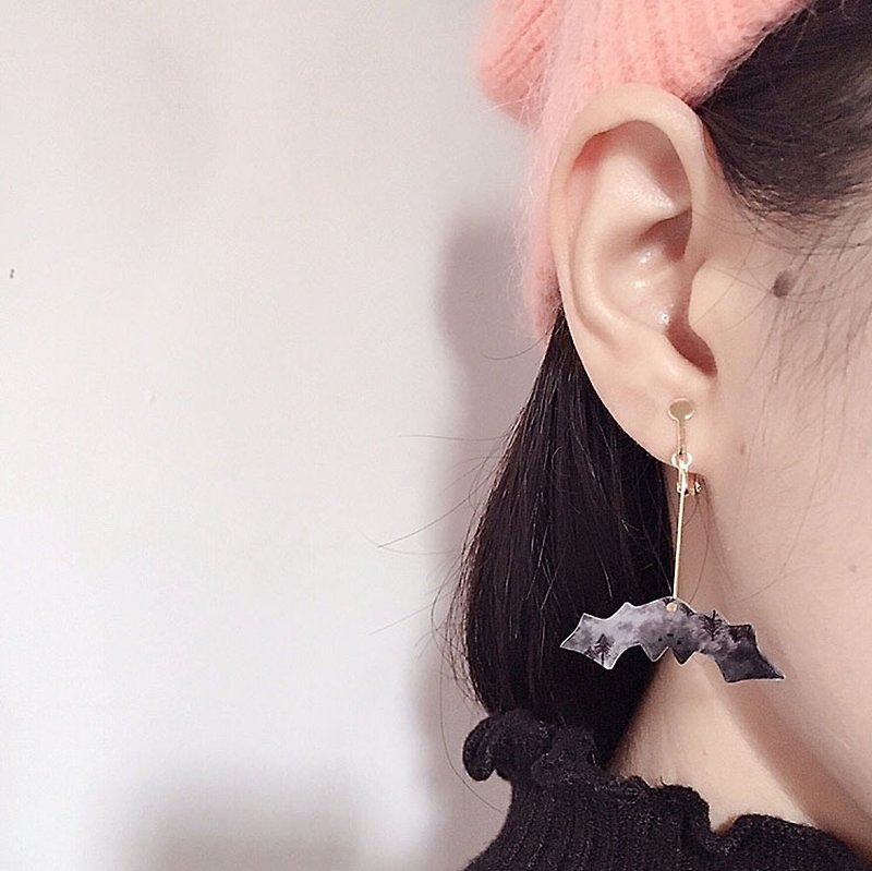 A pair of upside down bat gift earrings - ต่างหู - เรซิน 