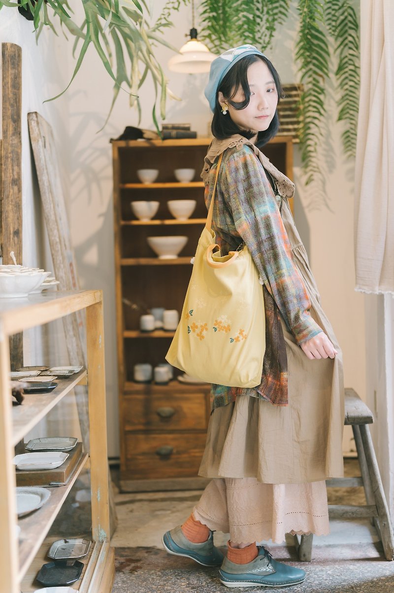 [Golden Mushroom] Handprint Binding Canvas Tote Bag/Side Backpack/Environmental Protection Bag - กระเป๋าแมสเซนเจอร์ - ผ้าฝ้าย/ผ้าลินิน สีเหลือง