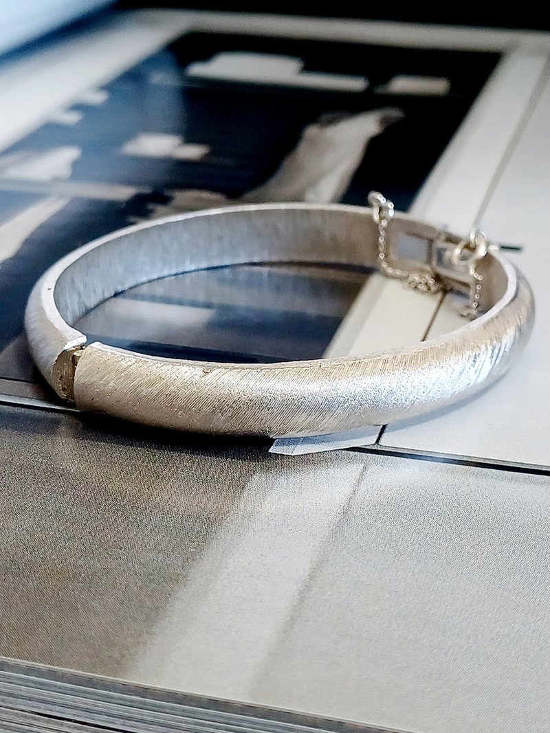 vintage jewelry Crown Trifari silver brushed minimalist style bracelet - สร้อยข้อมือ - โลหะ 